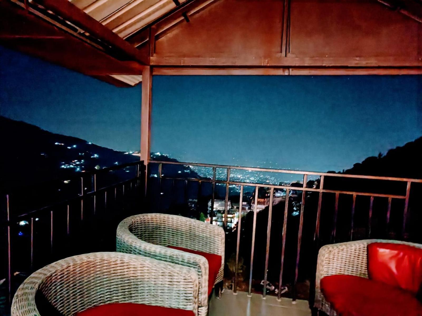 King Castle Mcleodganj-Centrally Heated And Air Cooled- Near Mall Road - Free Parking 다람샬라 외부 사진