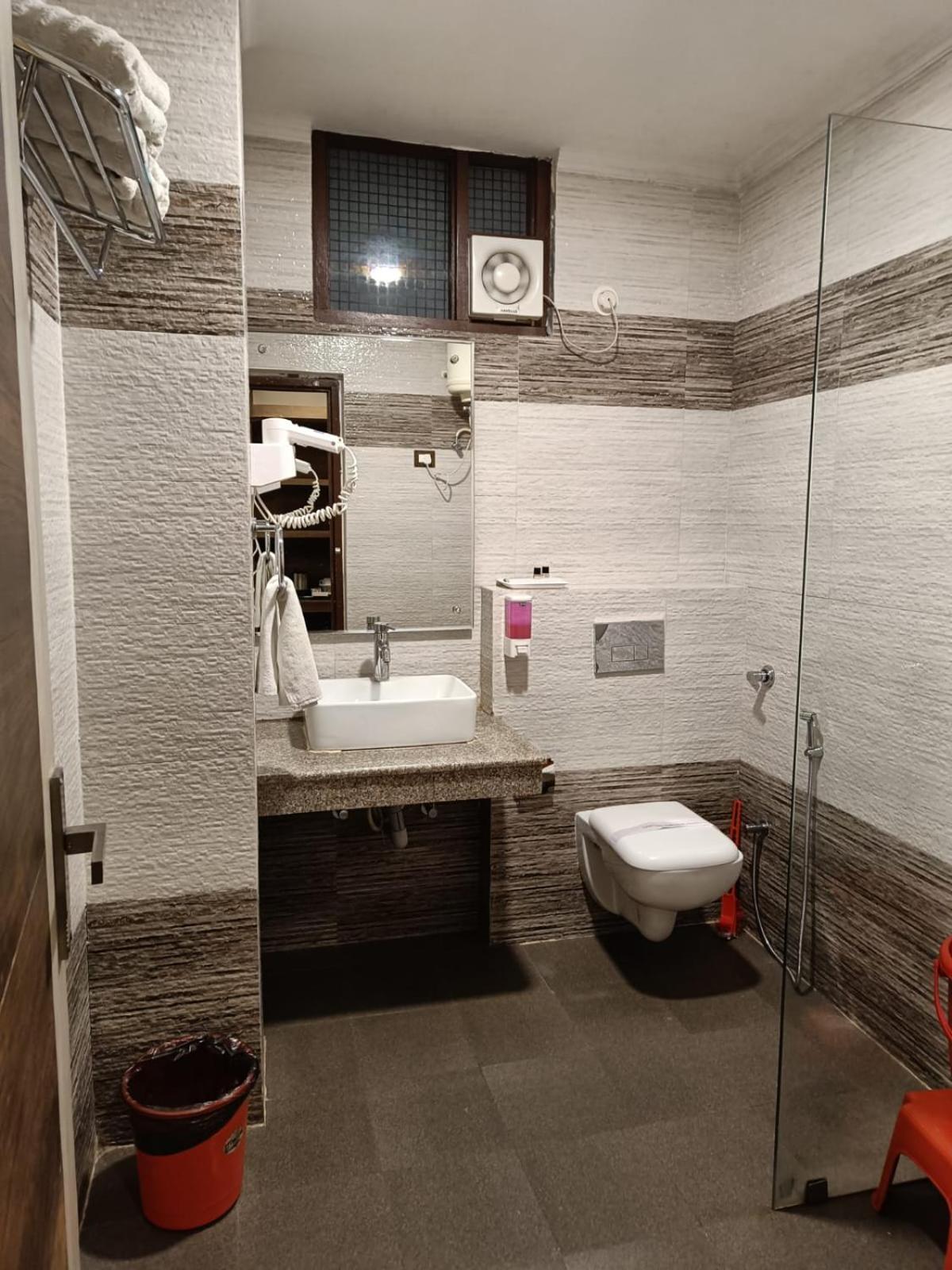 King Castle Mcleodganj-Centrally Heated And Air Cooled- Near Mall Road - Free Parking 다람샬라 외부 사진