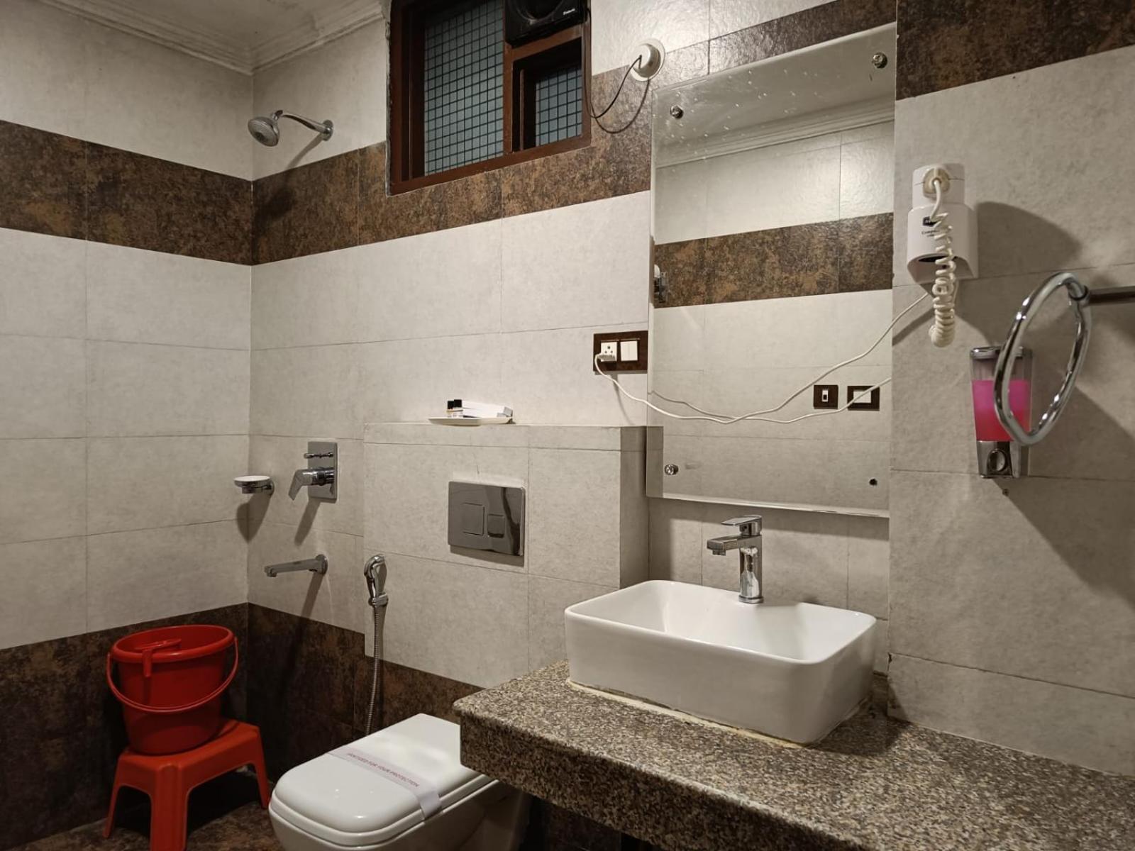King Castle Mcleodganj-Centrally Heated And Air Cooled- Near Mall Road - Free Parking 다람샬라 외부 사진