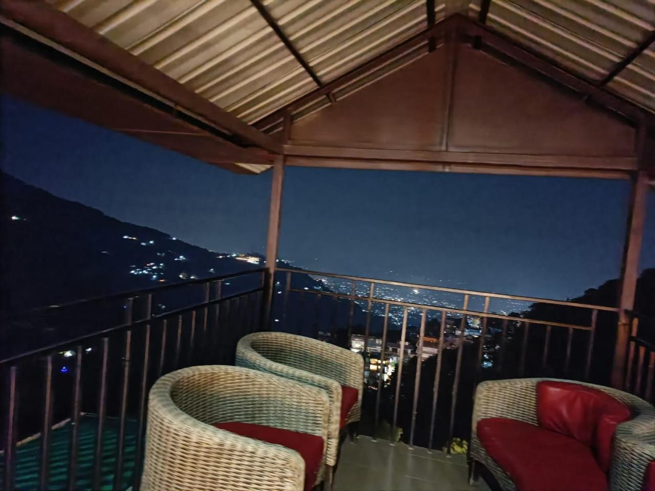 King Castle Mcleodganj-Centrally Heated And Air Cooled- Near Mall Road - Free Parking 다람샬라 외부 사진