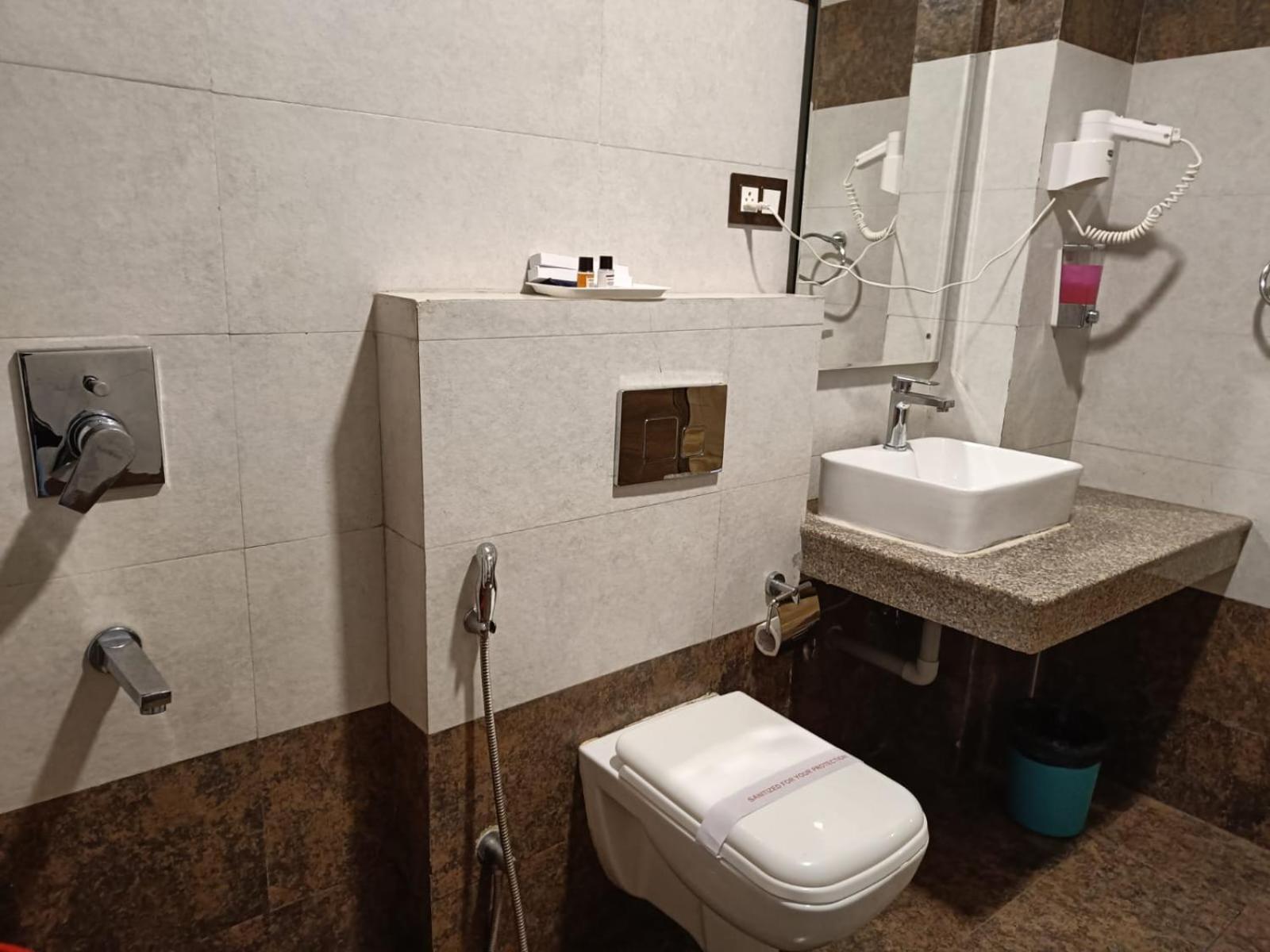King Castle Mcleodganj-Centrally Heated And Air Cooled- Near Mall Road - Free Parking 다람샬라 외부 사진